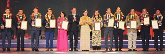 Mr. Phan Van Mai, Chairman of the HCMC People's Committee, and Ms. Nguyen Thi Quyet Tam, former Chairwoman of the HCMC People's Council, give the Innovation Awards for the State Management Field. Mr. Phan Van Mai, Chairman of the HCMC People's Committee, and Ms. Nguyen Thi Quyet Tam, former Chairwoman of the HCMC People's Council, give the Innovation Awards for the State Management Field.