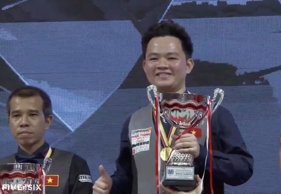 Bao Phuong Vinh with the championship trophy