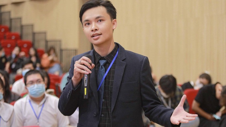 Tong Chi Thong is imparting skills and experience to students.