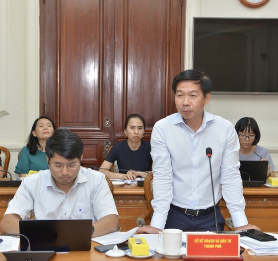 Deputy Director Dao Minh Chanh of the HCMC Department of Planning and Investment speaks at the meeting.