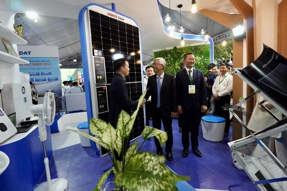 Mr. Vo Van Hoan visits a booth at the Green Growth Show 2023.