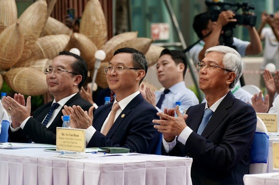 Mr. Vo Van Hoan and delegates at the opening ceremony