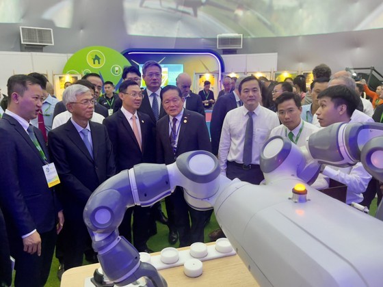 Mr. Vo Van Hoan and delegates visit a booth at the Green Growth Show 2023.