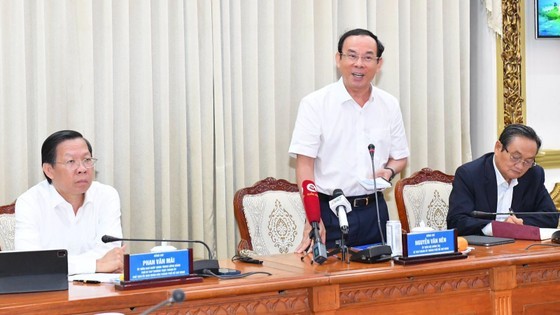 Mr. Nguyen Van Nen speaks at the meeting. Mr. Nguyen Van Nen speaks at the meeting.