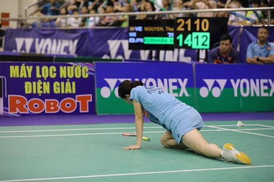 Nguyen Thuy Linh shows signs of physical fatigue during the middle of the second game.