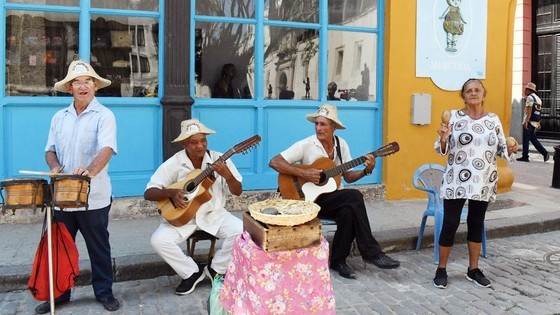Folk artists perform at the Historic Center of Havana. (Photo: Xinhua News Agency)