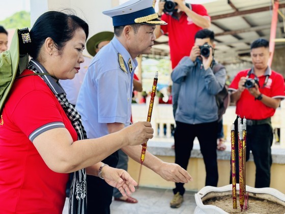 The Ho Chi Minh City working delegation pays their respects and lays flowers at the Nam Du Memorial Monument.