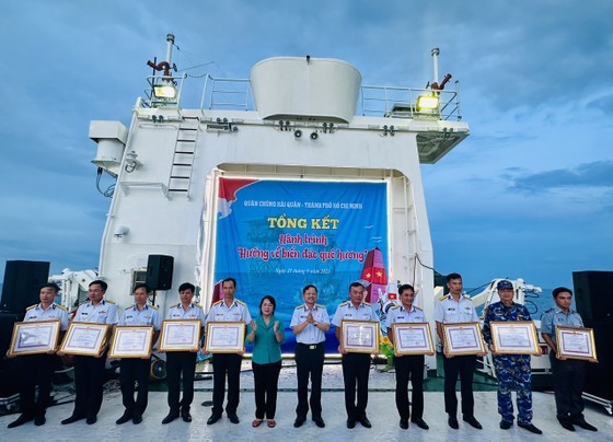 Lieutenant General Nguyen Van Bong and Ms. Tran Kim Yen award certificates of merit to units. Lieutenant General Nguyen Van Bong and Ms. Tran Kim Yen award certificates of merit to units.
