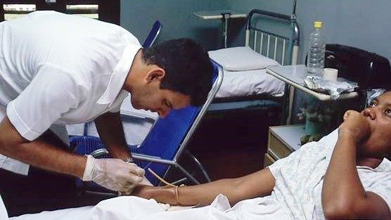 A Cuban doctor takes care of his patient. (Photo: Cubadebate) A Cuban doctor takes care of his patient. (Photo: Cubadebate)