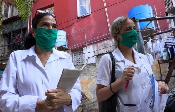 Healthcare workers visit each household to conduct epidemiological investigations in Havana, Cuba. (Photo: VNA) Healthcare workers visit each household to conduct epidemiological investigations in Havana, Cuba. (Photo: VNA)