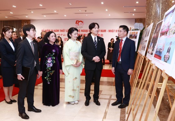 Japanese Crown Prince Akishino (second, right) and Japanese Crown Princess Kiko (third, right) and Truong Thi Mai (fourth, right), chairwoman of the Vietnam – Japan Friendship Parliamentarians' Group visit a photo exhibition at the ceremony on Thursday evening. (Photo: SGGP)
