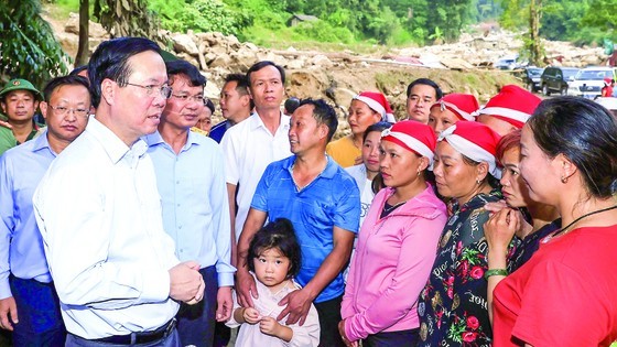 President Vo Van Thuong meets with people in flash flood-hit area in Lien Minh Commune, Sa Pa Township, Lao Cai Province. (Photo: VNA)