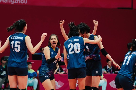 Vietnamese volleyball players rejoice after their victory.