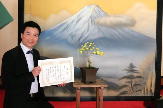 Nguyen Van Quang at a chrysanthemum bonsai exhibition in Japan