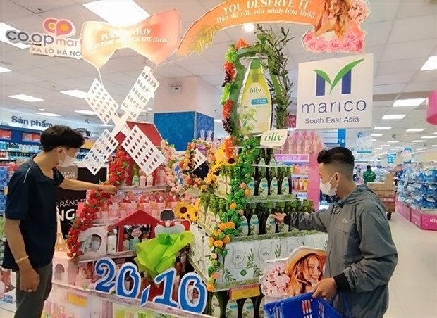 Customers choose cosmetics at a supermarket in HCMC. (Photo courtesy of Saigon Co.op)
