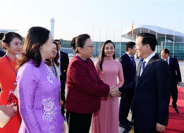 Vice President of Vietnam Vo Thi Anh Xuan (front, left) and a diplomat from the Chinese Embassy in Vietnam (front, second from left) see off President Vo Van Thuong at Noi Bai International Airport in Hanoi on October 17 morning. (Photo: VNA)
