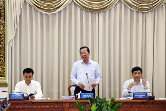 Mr. Phan Van Mai, Chairman of the People's Committee of HCMC, speaks at the meeting.