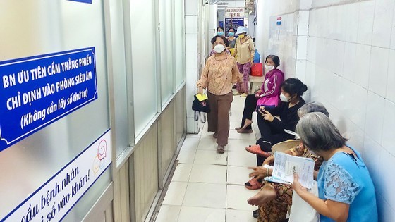 The corridors of Phu Nhuan District Hospital are narrow, less than one meter in width. The corridors of Phu Nhuan District Hospital are narrow, less than one meter in width.