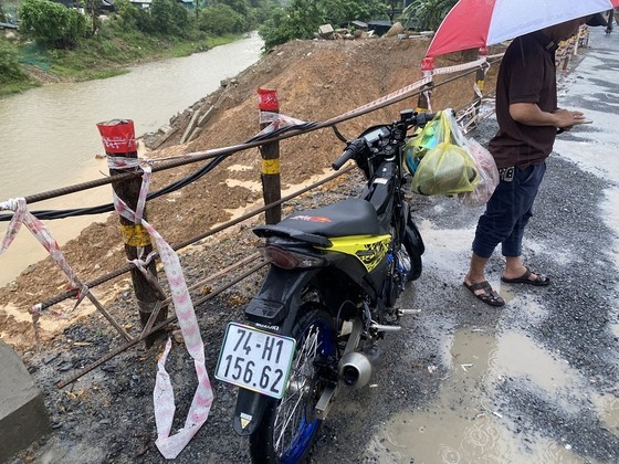 The authorities arrest the suspect along with evidence.