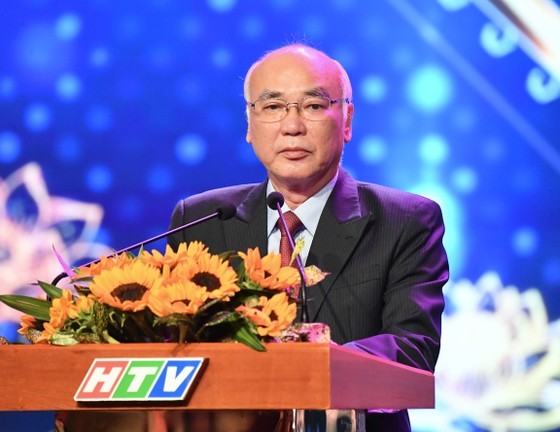 Mr. Phan Nguyen Nhu Khue, Head of the Propaganda and Education Board of the HCMC Party Committee, speaks at the award ceremony.