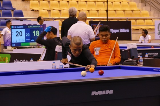 Tran Quyet Chien defeats his fellow countryman, Nguyen Tran Thanh Tu, with a score of 40-36.