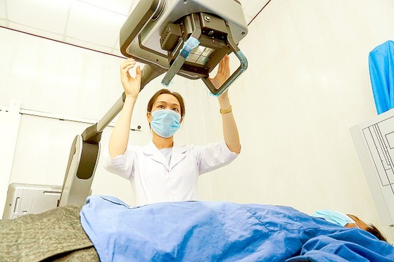 Dr. Hoang Thi Phuong operates on an AI-integrated X-ray machine at the Thanh An Island Commune Health Station in Can Gio District, HCMC. Dr. Hoang Thi Phuong operates on an AI-integrated X-ray machine at the Thanh An Island Commune Health Station in Can Gio District, HCMC.