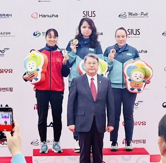 Nguyen Thi Thu Hang earns a valuable silver medal at the 2023 Asian Shooting Championships.