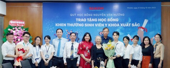 The organizers take a souvenir photo with the scholarship recipients.