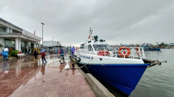 On November 12, Quang Ngai Province starts experiencing rain, and there is a possibility that from November 13, the rainfall on Ly Son Island could range from 80-180mm.