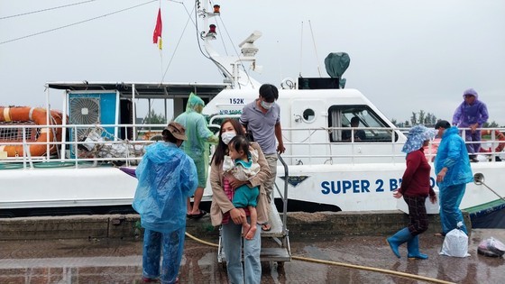 On the morning of November 12, residents and tourists board a boat to leave Ly Son Island for the mainland of Quang Ngai.