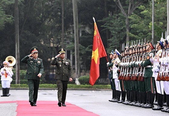 Defense Minister General Phan Van Giang and General Tea Seiha, Cambodian Deputy Prime Minister and Defense Minister, review the guard of honor in Hanoi on Monday. — (Photo: SGGP) Defense Minister General Phan Van Giang and General Tea Seiha, Cambodian Deputy Prime Minister and Defense Minister, review the guard of honor in Hanoi on Monday. — (Photo: SGGP)