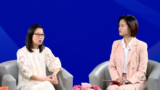 Ms. Nguyen Thi Lan Phuong (L) at the seminar Ms. Nguyen Thi Lan Phuong (L) at the seminar