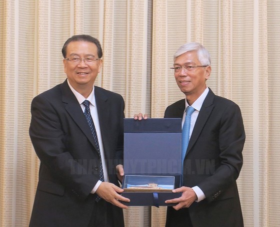Vice Chairman of the People's Committee of HCMC Vo Van Hoan (R) presents a gift to President of Yunnan Province's Committee of the Chinese People's Political Consultative Conference Liu Xiaokai at their meeting on Nov 14. (Photo: hcmcpv.org.vn)