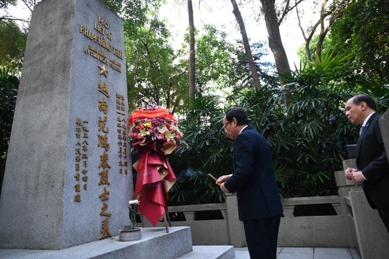 Mr. Nguyen Van Nen pays respects at the grave of the late martyr Pham Hong Thai.