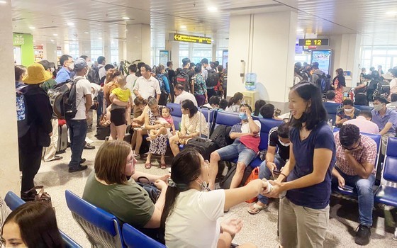 Passengers on flight VJ216 departing from HCMC to Vinh on June 4, 2022, were exhausted while waiting at Tan Son Nhat Airport due to delays.