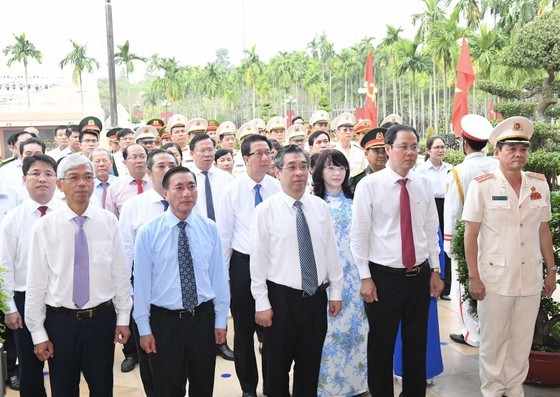 Leaders of Ho Chi Minh City pay their respects by offering incense and laying wreaths at the Nga Ba Giong National Historical Site on November 23. Leaders of Ho Chi Minh City pay their respects by offering incense and laying wreaths at the Nga Ba Giong National Historical Site on November 23.