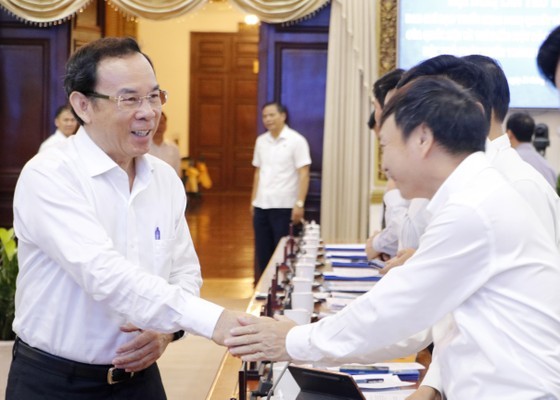 Mr. Nguyen Van Nen, Secretary of the HCMC Party Committee, attends the meeting. Mr. Nguyen Van Nen, Secretary of the HCMC Party Committee, attends the meeting.