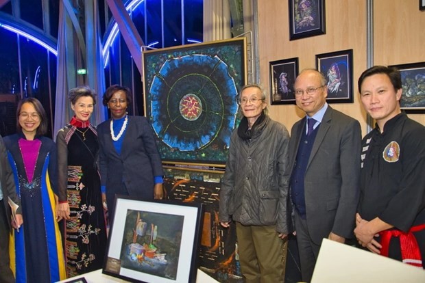 At the stand displaying works of painter Dang Canh. (Photo: VNA)