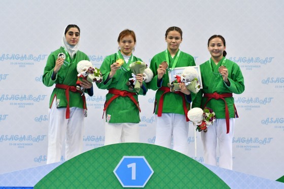 Nguyen Thi Bich Ngoc (2nd from the left) claims gold at the 2023 World Kurash Wrestling Championships. (Photo: Organizing Committee)