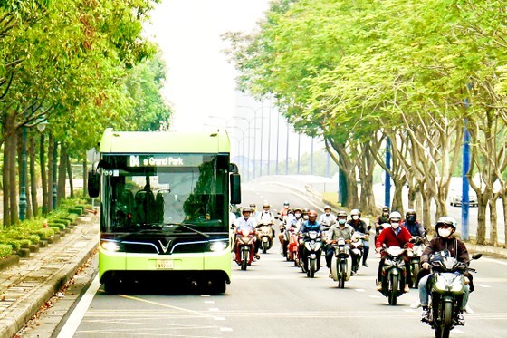 An electric bus commutes on Mai Chi Tho Street in Thu Duc City, HCMC.