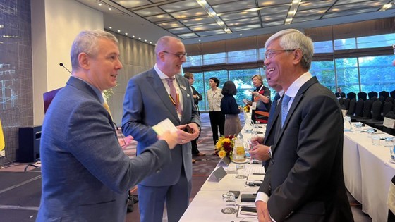 Delegates and EU businesses discuss with HCMC leaders to learn about the investment environment.