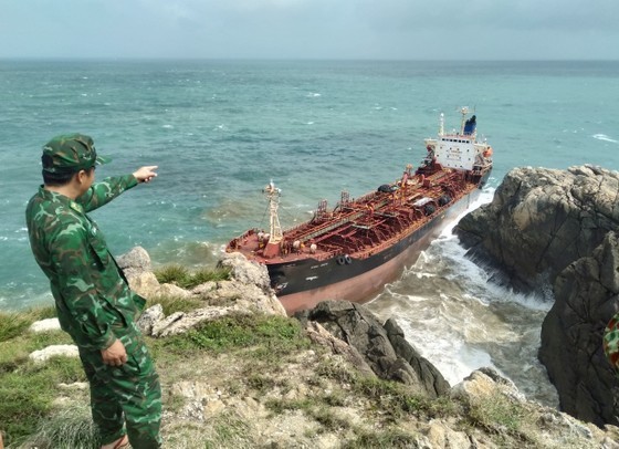 The unmanned King Rich vessel, flying the flag of Sierra Leone, has been washed ashore on the Cham Islands by large waves.
