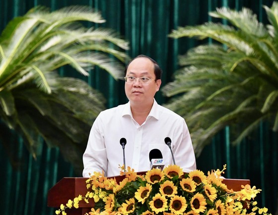 Deputy Secretary Nguyen Ho Hai of the HCMC Party Committee speaks at the event.