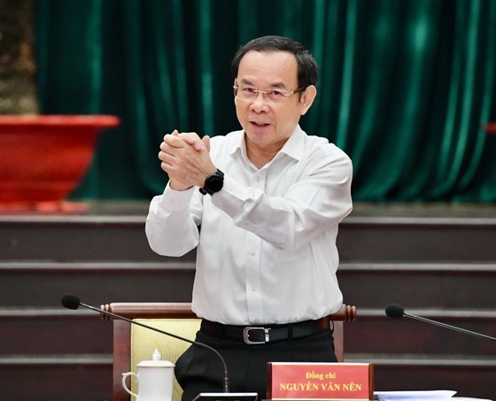 Mr. Nguyen Van Nen, Secretary of the HCMC Party Committee, chairs the meeting.