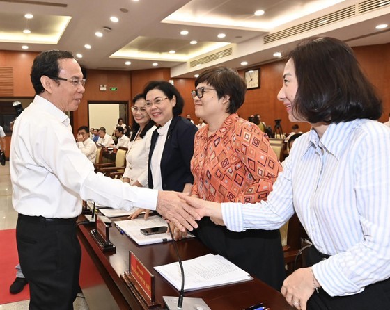 Mr. Nguyen Van Nen welcomes delegates to the meeting.