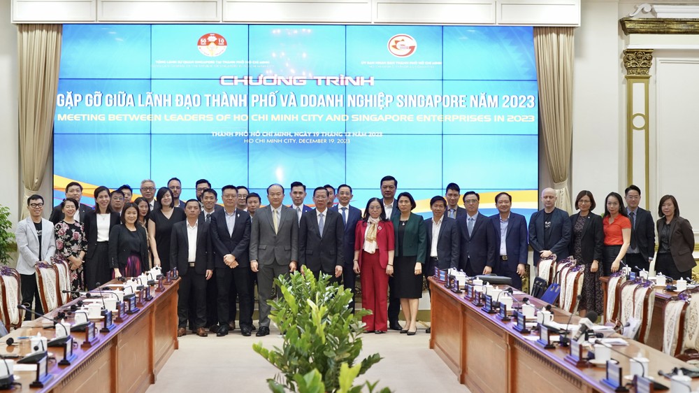 9hh05574-chup-anh-luu-niem-hai-doan-sau-buoi-gap-go-giua-lanh-dao-thanh-pho-va-doanh-nghiep-singapore-nam-2023-anh-hoang-hung-35jpeg-7121.jpg