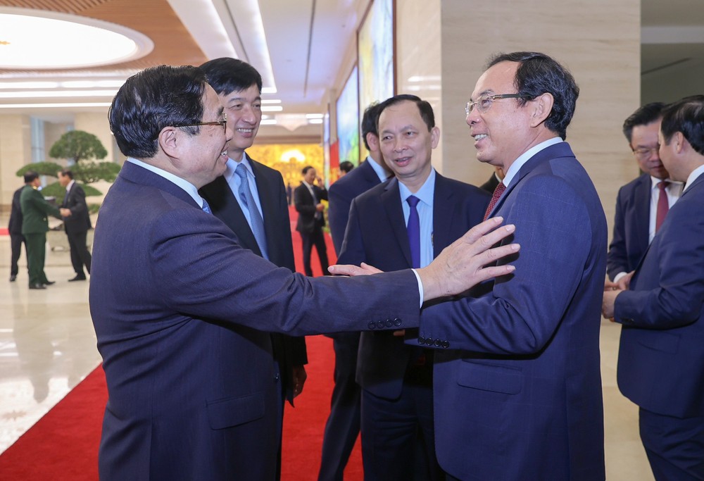 thu-tuong-pham-minh-chinh-trao-doi-voi-bi-thu-thanh-uy-tphcm-nguyen-van-nen-tai-hoi-nghi-sang-5-1-anh-viet-chung-7454jpg-2068.jpg