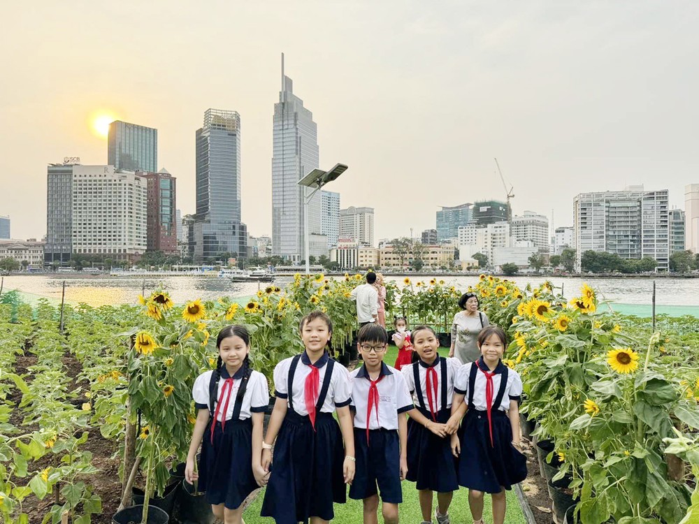 anh8-hoc-sinh-duoc-truong-cho-di-tham-quan-vuon-hoa-huong-duong-tai-tp-thu-duc-nhan-dip-xuan-giap-thin-2024-viet-dung-3321jpg-4732.jpg