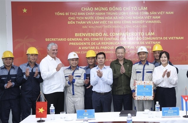 Vietnamese and Cuban top leaders present gifts to the Vietnamese workers who are working at the Mariel Special Development Zone (ZEDM).