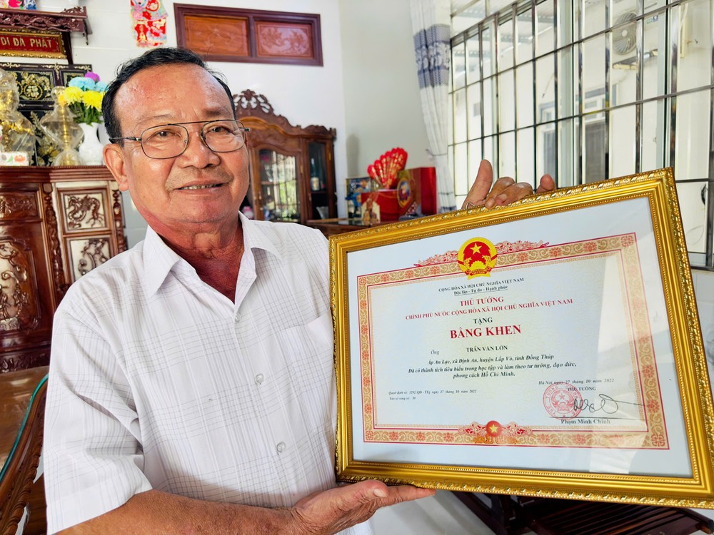 Ông Lớn nhận bằng khen của Thủ tướng Chính phủ với thành tích tiêu biểu trong học tập và làm theo tư tưởng , đạo đức, phong cách Hồ Chí Minh.jpg